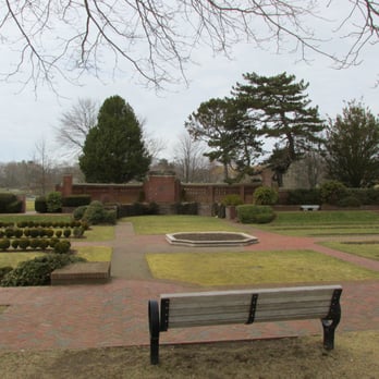 Lynch Park - Lots of benches - Parks Near Me - Beverly, Massachusetts