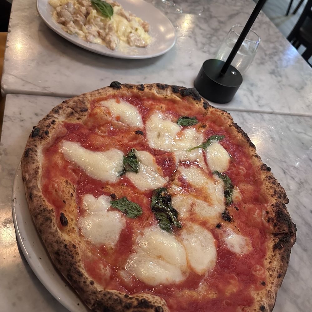 Margherita con Bufala DOP (V) Fettuccine Alfredo