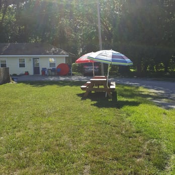Blue Door Cottages - One of a few picnic areas for anyone. - Vacation Rentals Near Me - Monticello, Indiana
