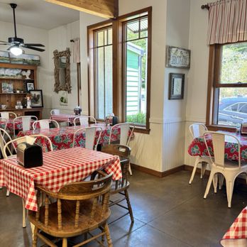 Linn's Easy As Pie Café - Interior - Desserts Near Me - Cambria, California Linn's Easy As Pie Café - Interior - Desserts Near Me - Cambria, California