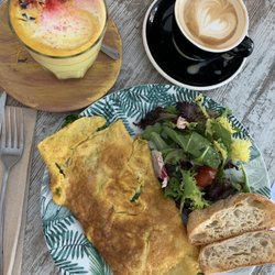 Casa Do Açai - Tumeric Latte, cafe au lait, omellete with spinach
