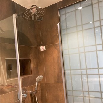 AC Hotel Venezia - Shower - Hotels Near Me - Venezia, VE