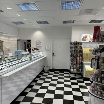 See's Candies - Chocolatiers & Shops Near Me - Los Gatos, California See's Candies - Chocolatiers & Shops Near Me - Los Gatos, California
