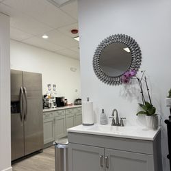 Vivid Nails Boutique - Sink and coffee station