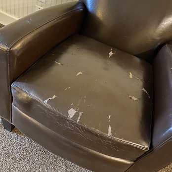 Tolovana Inn - Torn up couch - Hotels Near Me - Cannon Beach, Oregon