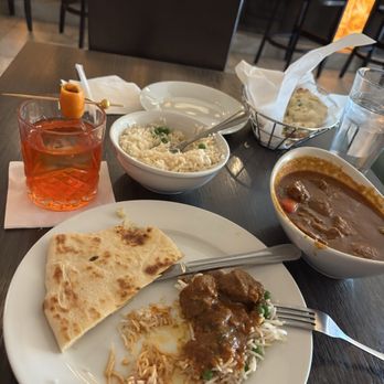 Noon Mirch - Lamb vindaloo, garlic naan and a wonderful gin recommendation from the server. - Indian Near Me - Webster, Texas