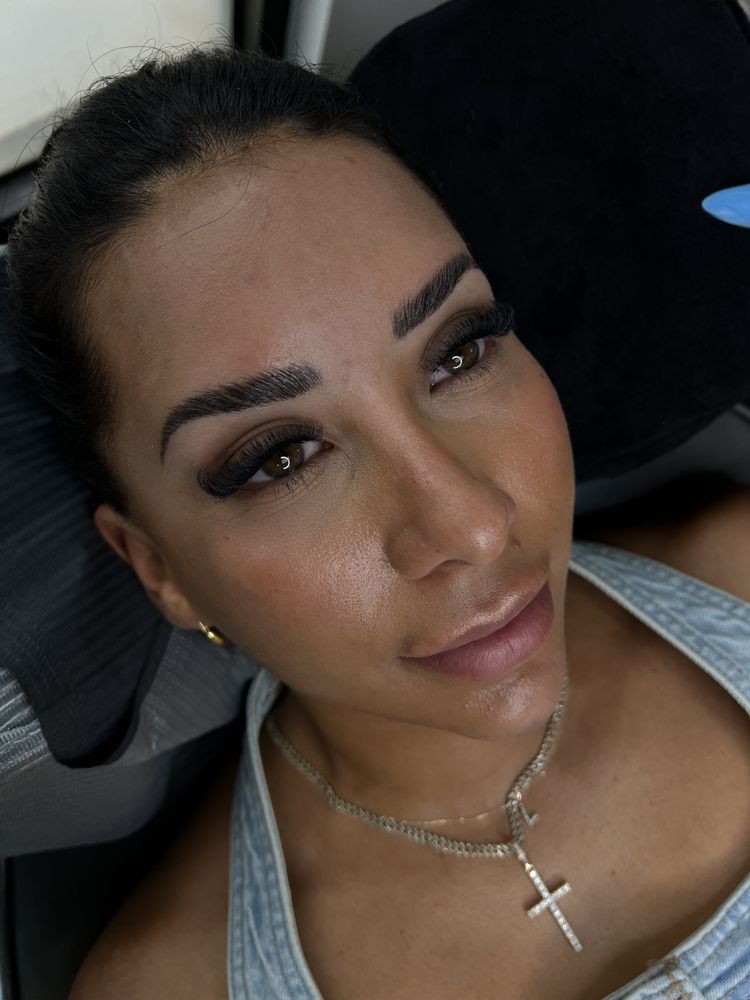 KM Lash & Brows Logo