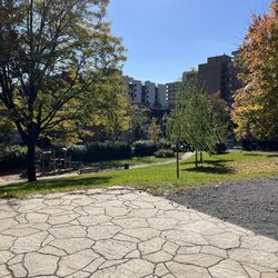 Parc Percy-Walters - Magnifique terrasse devant un très beau parc à chien!  beau parc sur Dr Pendfield pour prendre une pause  #vivreShaughnessyVillage