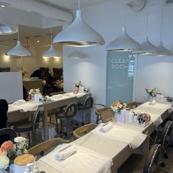 Marlowe - Mani tables - Nail Salons Near Me - Larkspur, California