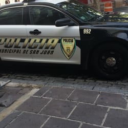 Nueva Wal Mart de México S. de R.L. - Police are present.