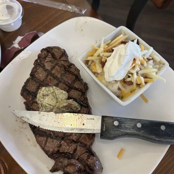 The Strand Bistro - Steak - Pizza Near Me - Jesup, Georgia