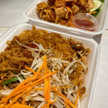 Siam Garden Cafe - Pad Thai w/chicken & crispy fried chicken - Thai Near Me - Honolulu, Hawaii Siam Garden Cafe - Pad Thai w/chicken & crispy fried chicken - Thai Near Me - Honolulu, Hawaii