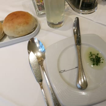 Restaurant Lubin - Gedeck - frisches Brot mit Knoblauch in Öl - Seafood Near Me - Vienna, 9