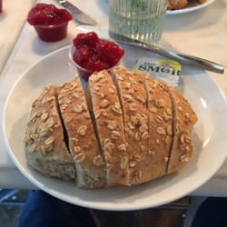 Havrerundstykke, jordbærsyltetøy og smør.