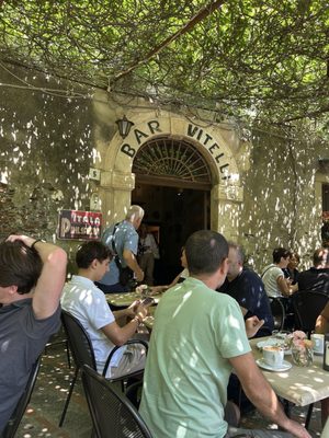 Bar Vitelli by null