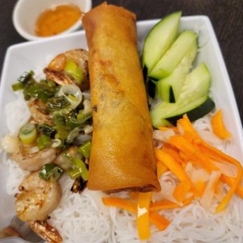 Rolls And Grill - Closer picture of Grilled Shrimp Bowl with spring roll - Vietnamese Near Me - Bakersfield, California