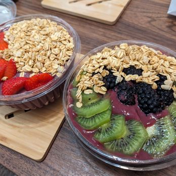 Kwench Juice Cafe - Left: central sq bowl, right: dragon bowl - Acai Bowls Near Me - Cambridge, Massachusetts Kwench Juice Cafe - Left: central sq bowl, right: dragon bowl - Acai Bowls Near Me - Cambridge, Massachusetts