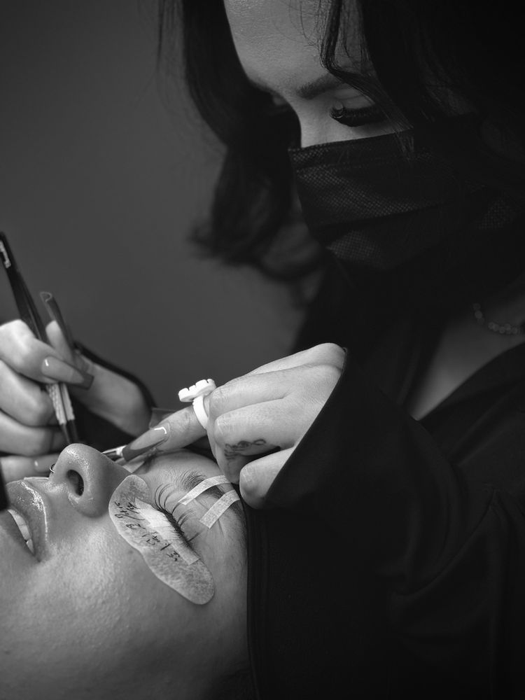 Vivid Lux Lashes Logo