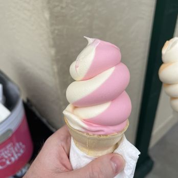 Meadowlark Dairy - Vanilla and strawberry ice cream - Ice Cream & Frozen Yogurt Near Me - Pleasanton, California Meadowlark Dairy - Vanilla and strawberry ice cream - Ice Cream & Frozen Yogurt Near Me - Pleasanton, California