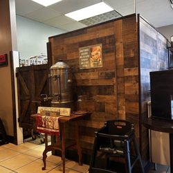 TJ's Bagels - Decor