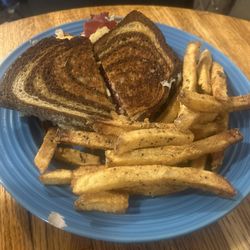 The Lakeshore House - Reuben and the best fries EVER