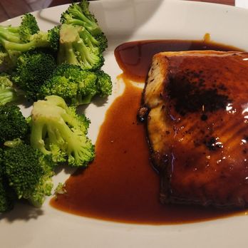 O'Charley's Restaurant & Bar - 9oz Chipotle Salmon with broccoli - American Near Me - Cookeville, Tennessee