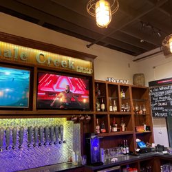Shale Creek Brewing - Bar and beer