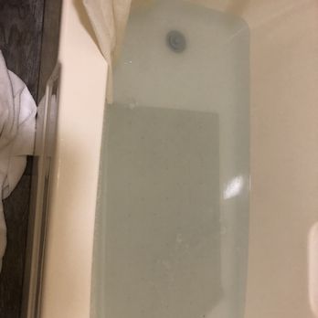 The Old West Inn - Probably about a pound of hair in the drain.....routine maintenance anyone? - Hotels Near Me - Willits, California