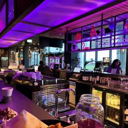 Moxy Edinburgh Airport - Yes ... to the bar we go