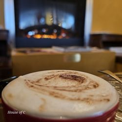 Kaffeehaus de Châtillon - Chai & a classic croissant.