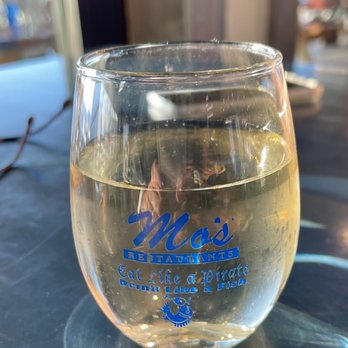 Mo's Seafood & Chowder - Decent wine - Seafood Near Me - Seaside, Oregon