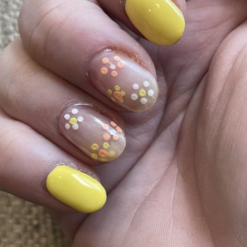 Fairwood Nails - Smudged, uneven "flowers". - Nail Salons Near Me - Renton, Washington