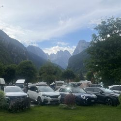 Camping Spiaggia - Parkplätze für Bungalow-Bewohner und Stellplätze für Camper. Im Hintergrund die Dolomiten.
