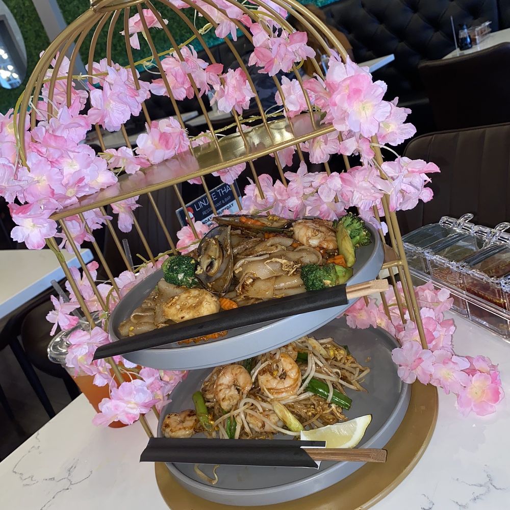 Linjee Thai - this presentation is amazing. The top is seafood pad see ew and bottom is shrimp pad Thai - Thai Near Me - Alexandria, Virginia Linjee Thai - this presentation is amazing. The top is seafood pad see ew and bottom is shrimp pad Thai - Thai Near Me - Alexandria, Virginia
