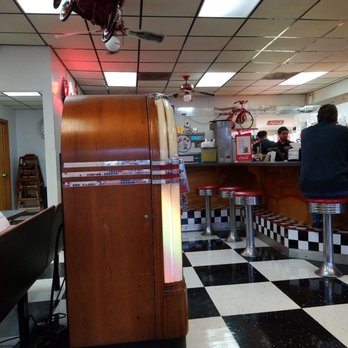 Duffy's Diner - Juke box (that works) and all the old timey cokacola decorations - Delis Near Me - New Iberia, Louisiana