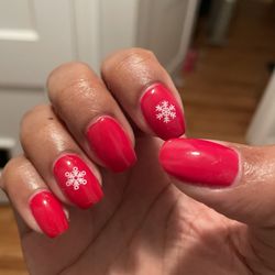 Diamond Nail Spa - Gel manicure with snowflake stickers