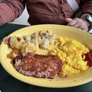 Molly's Souper - Corned beef hash egg plate - Breakfast & Brunch Near Me - Upland, California