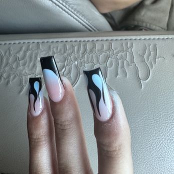 Da’Mills Nails Palace - left over paint - Nail Salons Near Me - Norco, California