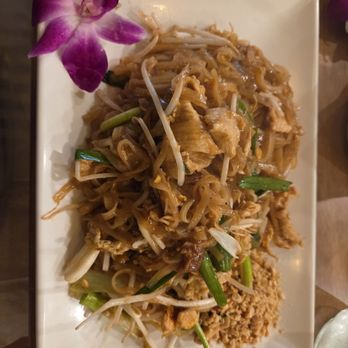 Koon Thai Restaurant - Pad Thai with chicken - Thai Near Me - Orlando, Florida