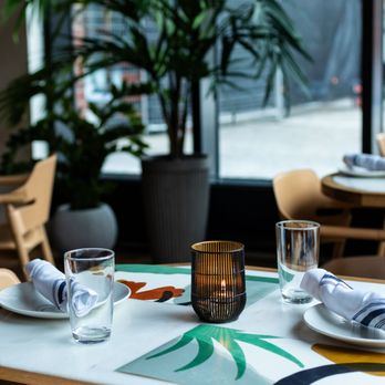 Lulu Bar - Table setting - Cocktail Bars Near Me - Toronto, Ontario