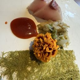 Hue (raw fish) in delightfully light seaweed. Hue (raw fish) in delightfully light seaweed.