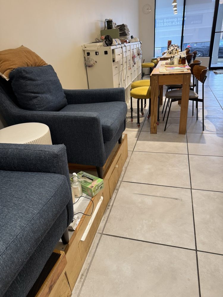 [ p H 7 ] Nails & Sugaring Logo