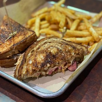 Pub 52 - Reuben - Sports Bars Near Me - Sergeant Bluff, Iowa