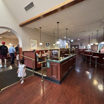 Daily Treat Restaurant - Inside - New American Near Me - Ridgewood, New Jersey Daily Treat Restaurant - Inside - New American Near Me - Ridgewood, New Jersey