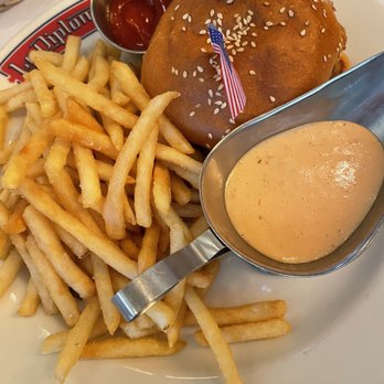 Le Diplomate - Burger Amrican - Brasseries Near Me - Washington, DC, District of Columbia Le Diplomate - Burger Amrican - Brasseries Near Me - Washington, DC, District of Columbia