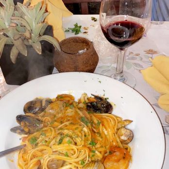 Tarantella on 4th - Linguine del Pescatore Pasta and a glass of Chianti Classico. - Italian Near Me - Long Beach, California