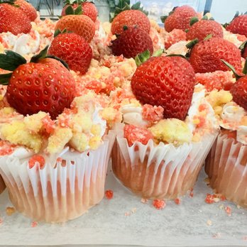 Me’Yanna Berry - a display of cupcakes - Bakeries Near Me - Dayton, Ohio Me’Yanna Berry - a display of cupcakes - Bakeries Near Me - Dayton, Ohio