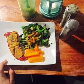 Sanissimo - Peppers stuffed with hummus and a side of perfectly cooked pumpkin and vegetables! - Juice Bars & Smoothies Near Me - Madrid, M