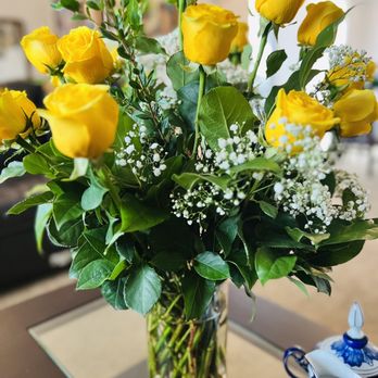 Bill's Grove Florist - Beautiful 18 yellow roses - Florists Near Me - Palatine, Illinois