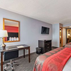 Ramada by Wyndham Sioux Falls Airport-Waterpark & Event Ctr - Guest room